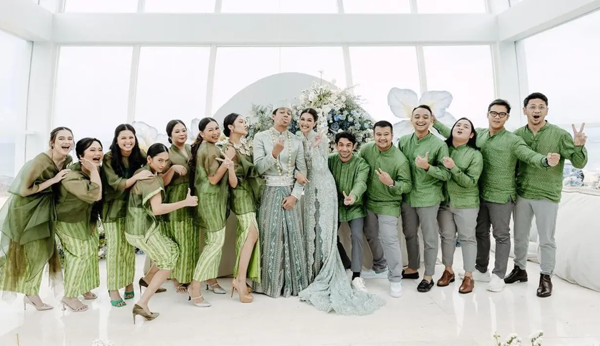 Rupanya busana warna hijau botol diselaraskan dengan busana pengantin Sulawesi bintang sinetron lawas Kepomong itu. Seperti diketahui, Mikha kenakan busana pengantin Sulawesi yang dikenakan Mikha merupakan rancangan desainer ternama Vera Anggraini. Berpose sambil memeluk Mikha, kehangatan para sahabat artis kelahiran 1994 itu penuh kehangatan hingga banjir pujian publik. (Liputan6.com/IG/@miktambayong)