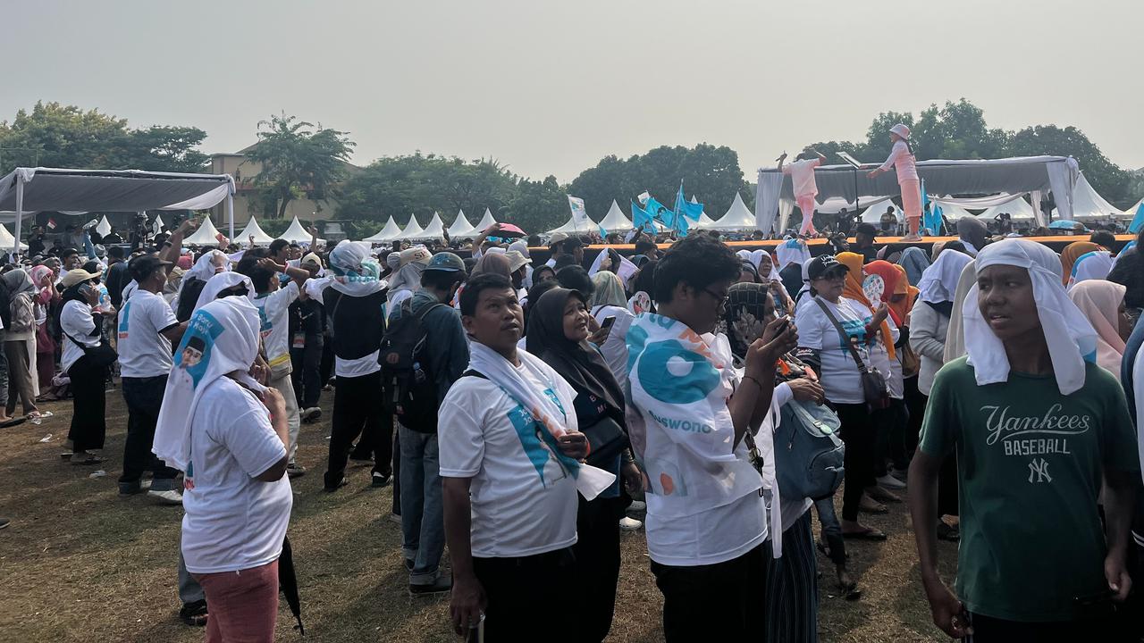 Kampanye Akbar, Pendukung Ridwan Kamil-Suswono Ramai Bawa Spanduk 'Gibranku