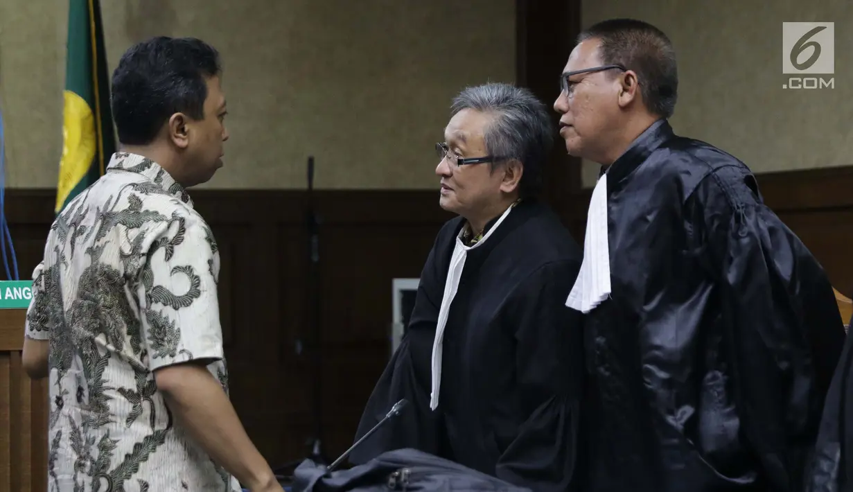 Terdakwa dugaan suap jual beli jabatan di lingkungan Kemenag, M Romahurmuziy bersama penasehat hukumnya saat jeda sidang lanjutan di Pengadilan Tipikor, Jakarta, Senin (23/9/2019). Sidang beragendakan pembacaan eksepsi yang dibacakan terdakwa dan penasehat hukum. (Liputan6.com/Helmi Fithriansyah)