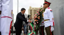 PM Italia Matteo Renzi meletakkan karangan bunga di Lapangan Revolusi di Hanava, Kuba, Rabu (28/10). Renzi menjadi kepala pemerintahan Italia yang mengunjungi Kuba untuk pertama kalinya. (AFP PHOTO/Yamil LAGE)