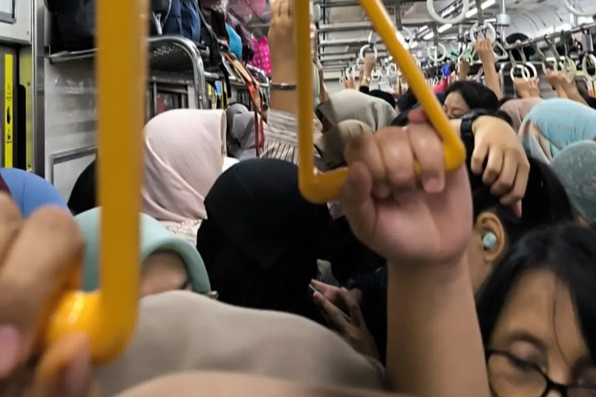 Suasana Commuter Line Lintas Jakarta Kota-Bogor mengalami gangguan.