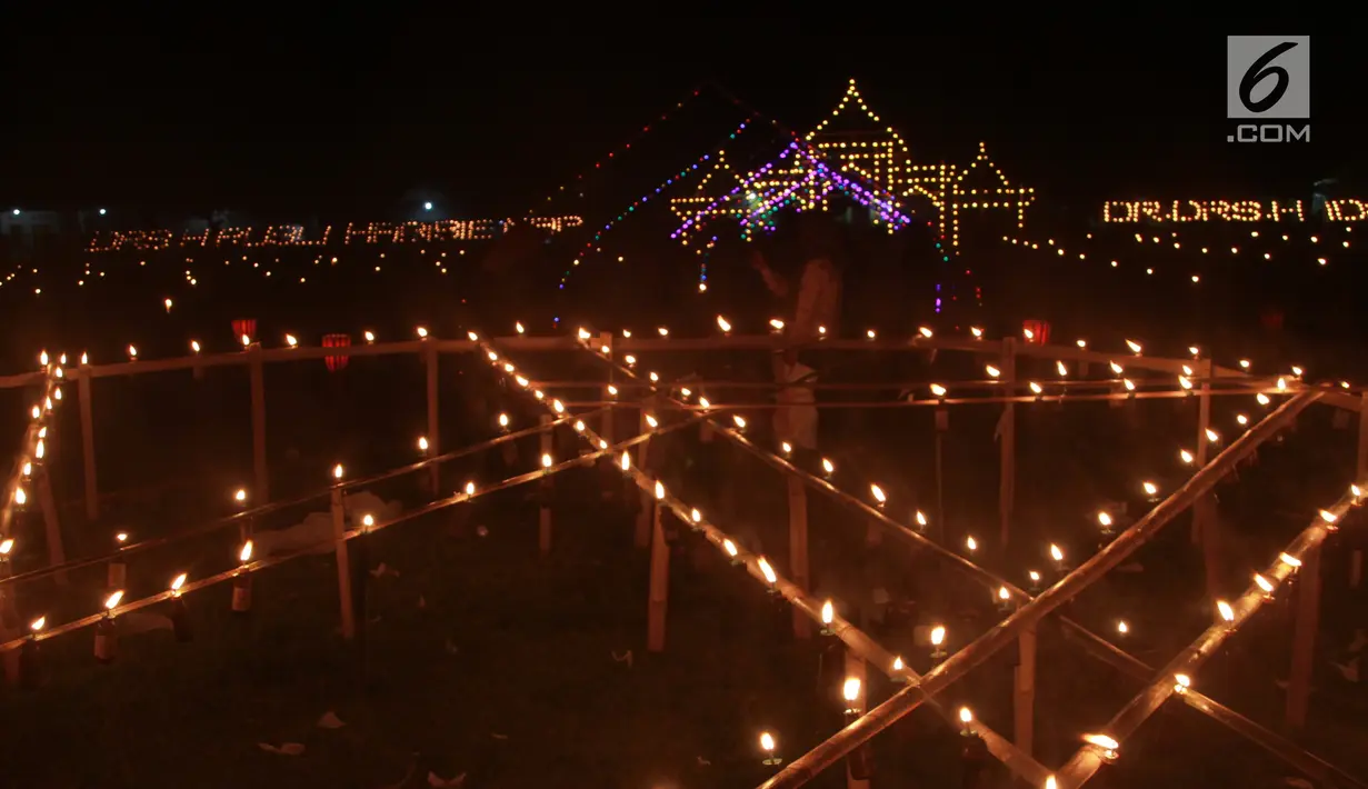 Pemandangan lampu minyak saat perayaan tumbilotohe atau penyalaan berjuta lampu minyak di akhir Ramadan di Kota Gorontalo, Jumat (31/5/2019). Tahun ini, tempat paling favorit yang dikunjungi ribuan warga adalah di sekitar Jembatan Talumolo. (Liputan6.com/Arfandi Ibrahim)