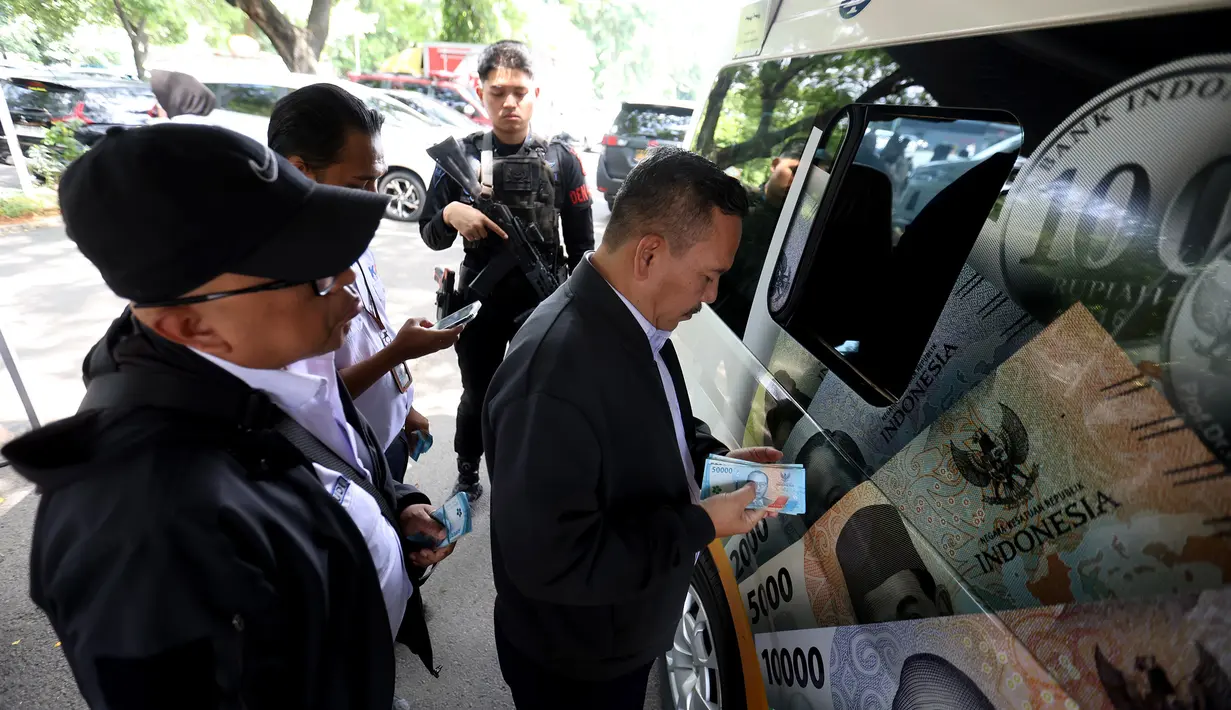 Program ini merupakan bagian dari upaya memastikan ketersediaan uang tunai yang cukup dan berkualitas selama periode Ramadan hingga Idul Fitri. Tampak dalam foto, warga antre untuk menukarkan uang di pelayanan mobil kas keliling Bank Indonesia di Stasiun Gambir, Jakarta, Senin (16/3/2026). (Kapanlagi.com/Budy Santoso)