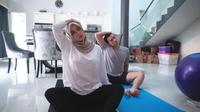 Potret Artis Jalani Prenatal Yoga Saat Hamil. (Sumber: YouTube/Ciky Citra Rezky)