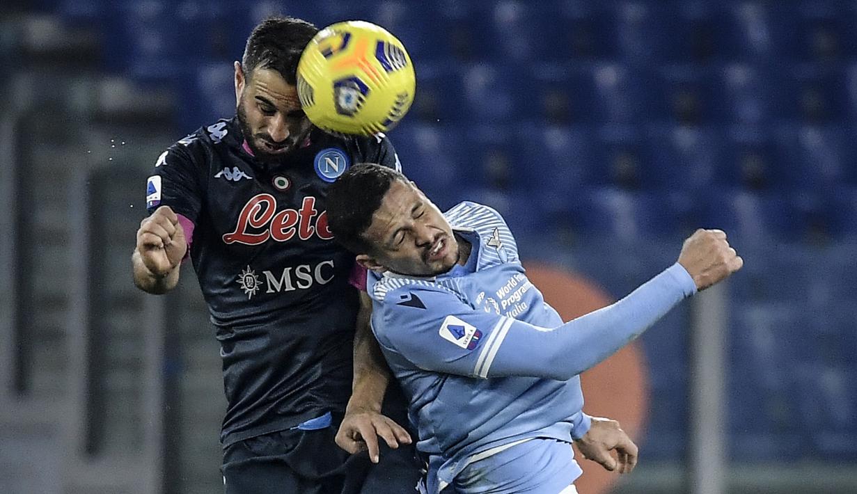 Bek Napoli, Nikola Maksimovic (kiri), memenangi duel udara dengan bek Lazio, Luis Felipe, dalam laga lanjutan Liga Italia Serie A 2020/21 pekan ke-13 di Olimpico Stadium, Roma, Minggu (20/12/2020). Napoli kalah 0-2 dari Lazio. (AFP/Filippo Monteforte)