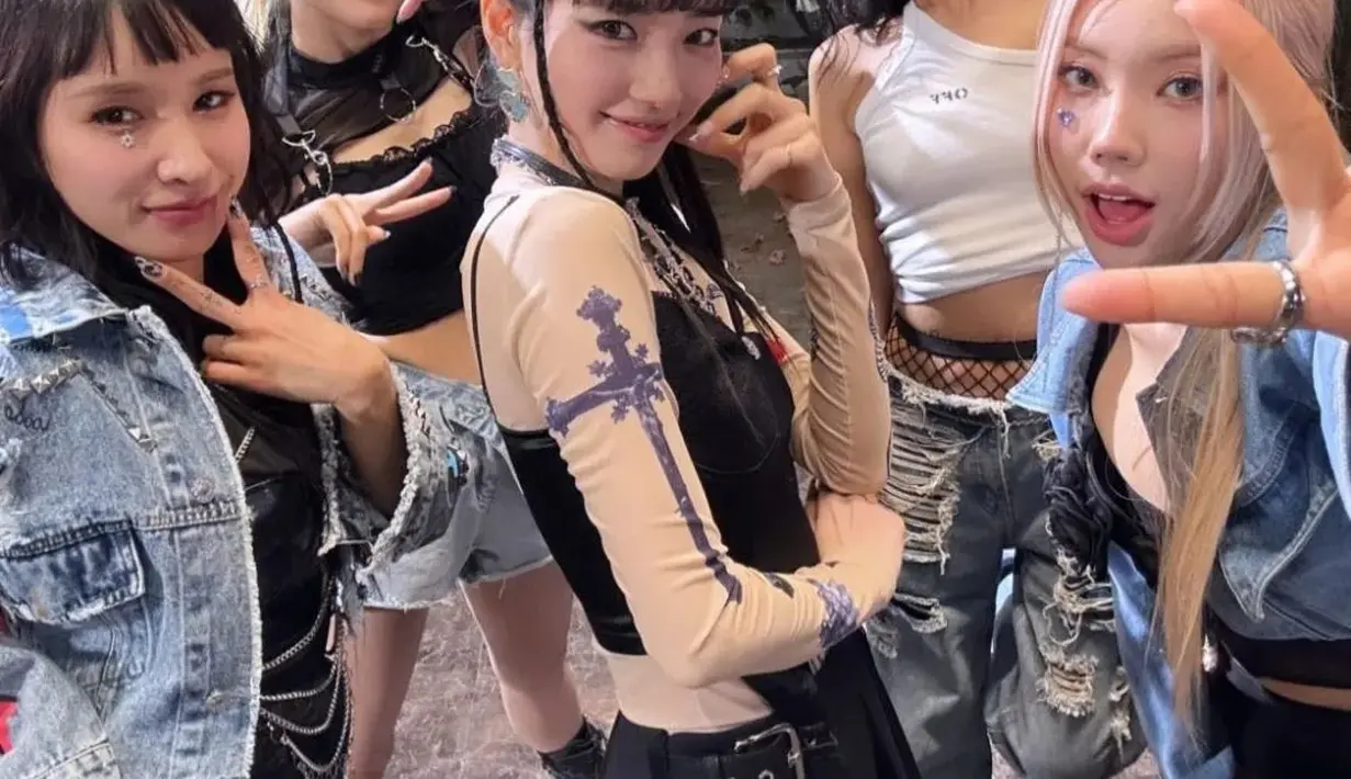 Atau lihat foto yang satu ini. Gaya Y2K dengan outfit hitam tampak sangat bagus dikenakan Bae Suzy. Atasan semi terbuka dipadu dengan manset berwarna kulit dan dipadu padankan dengan pleated mini skirt yang sama-sama berwarna hitam. [Foto: Instagram/wcnter_bear22]