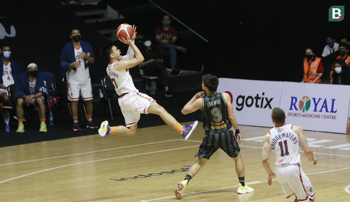 Pebasket Pelita Jaya, Andakara Prastawa Dhyaksa, berusaha memasukan bola saat melawan West Bandits Solo pada laga IBL 2022 di Hall Basket GBK, Jakarta, Jumat (21/01/2022). Pelita Jaya menang dengan skor 87-81. (Bola.com/M Iqbal Ichsan)