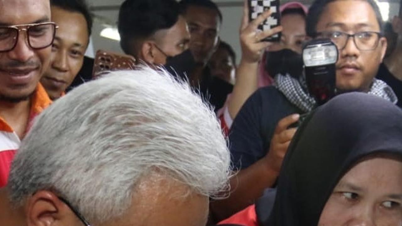 FOTO:  Intip Aksi Ganjar Pranowo Jadi Buruh Pabrik Bulu Mata Palsu saat Kunjungan Safari Politik di Purbalingga