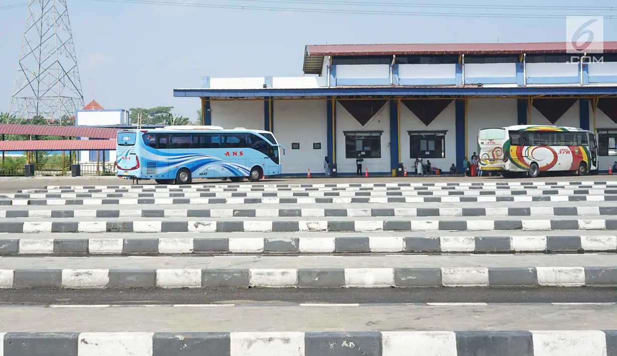 Suasana aktivitas di sekitar Terminal Jatijajar, Depok, Jawa Barat, Selasa (18/6/2019). Pemkot Depok melarang jasa transportasi online mengambil penumpang di Terminal Jatijajar karena dikhawatirkan mematikan sumber nafkah pengemudi angkot. (Liputan6.com/Immanuel Antonius)