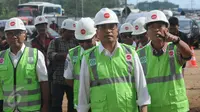 Menteri Perhubungan Budi Karya Sumadi memantau lokasi pembangunan kereta layang (Light Rail Transit/LRT), rute Cawang-Cibubur di tol Jagorawi Km 13, Jakarta, Minggu (8/1). LRT akan melewati 18 stasiun dengan panjang 42,1 km. (Liputan6.com/Helmi Afandi)
