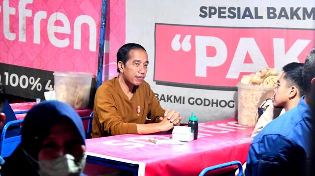 Presiden Joko Widodo (Jokowi) menikmati hari liburnya pada 1 Juni 2023 dengan berkuliner bakmi legendaris "Pak Pele" di Alun-alun Utara Yogyakarta.