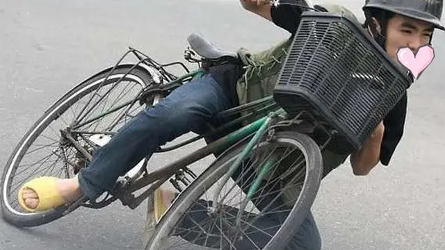 6 Tingkah Bapak-Bapak Naik Sepeda Ini Jadi Pusat Perhatian di Jalan