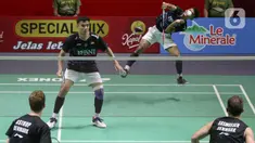 Pebulu tangkis ganda putra Indonesia Muhammad Shohibul Fikri/Bagas Maulana mengembalikan kok ke arah Kim Astrup/Anders Skaarup Rasmussen (Denmark) pada babak perempat final Indonesia Open 2024 di Istora Gelora Bung Karno, Senayan, Jakarta, Jumat (7/6/2024). (Liputan6.com/Herman Zakharia)