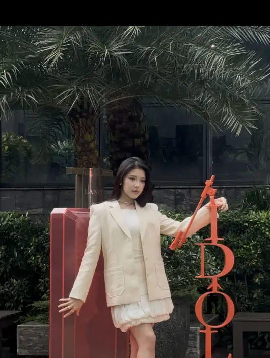 Tiara Andini tampil bak KPop Idol dalam balutan mini balloon dress dipadu dengan blazer