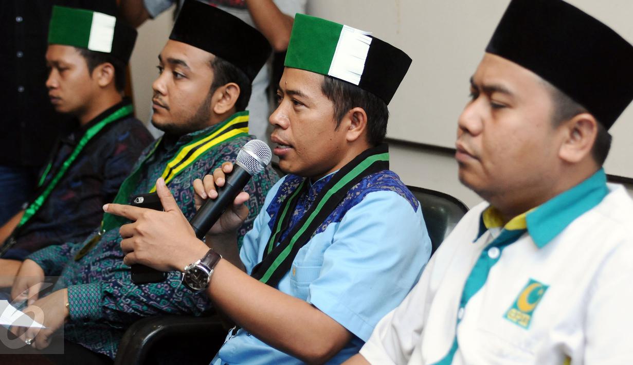 Ketua Umum PB HMI, Mulyadi P Tamsir (tengah) memberi pernyataan terkait insiden bentrok saat aksi damai 4 November, Jakarta, Sabtu (5/11). HMI, PII, dan GPII memberikan pernyataan sikap terkait insiden tersebut. (Liputan6.com/Helmi Fithriansyah)