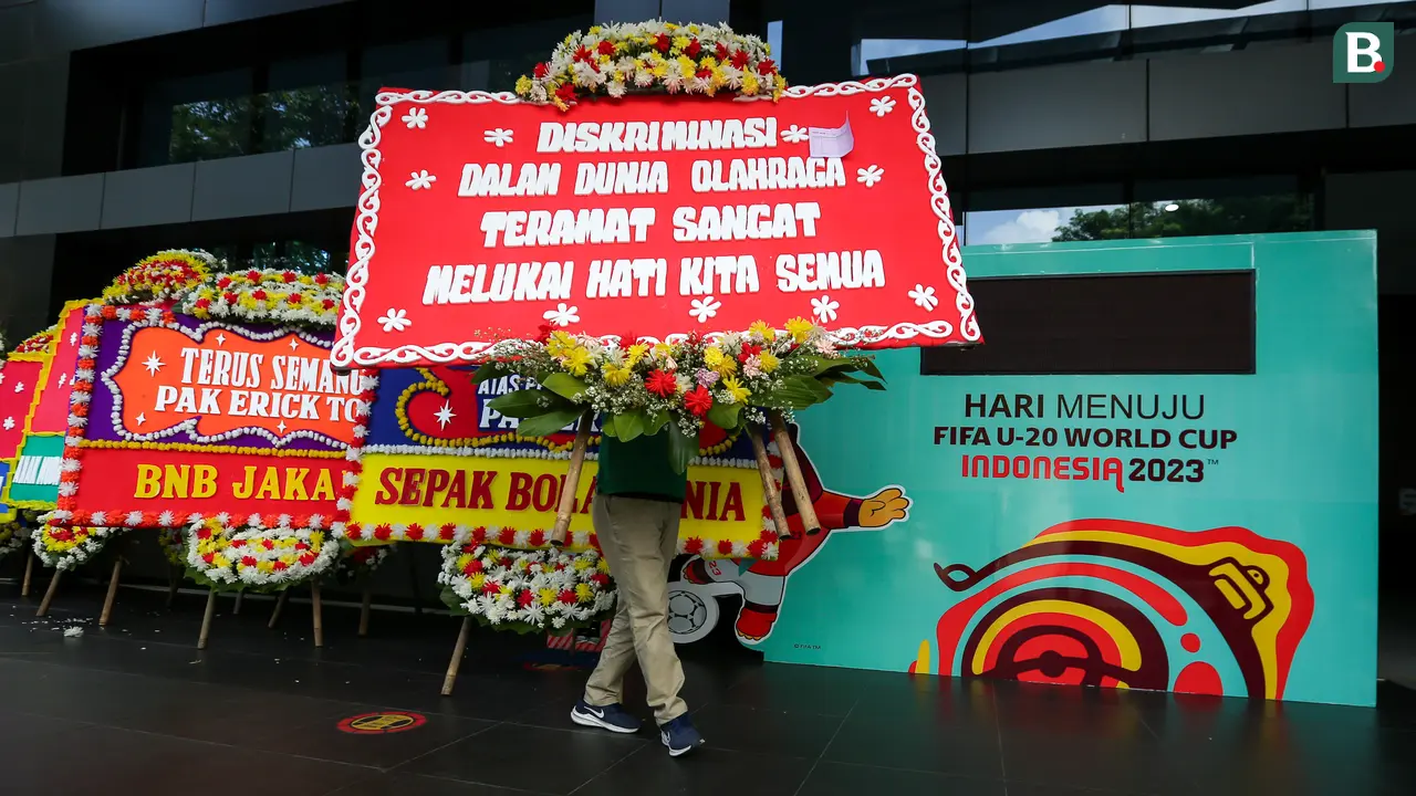 Foto: Karangan Bunga Banjiri Kantor PSSI setelah FIFA Coret Indonesia Sebagai Tuan Rumah Piala Dunia U-20 2023