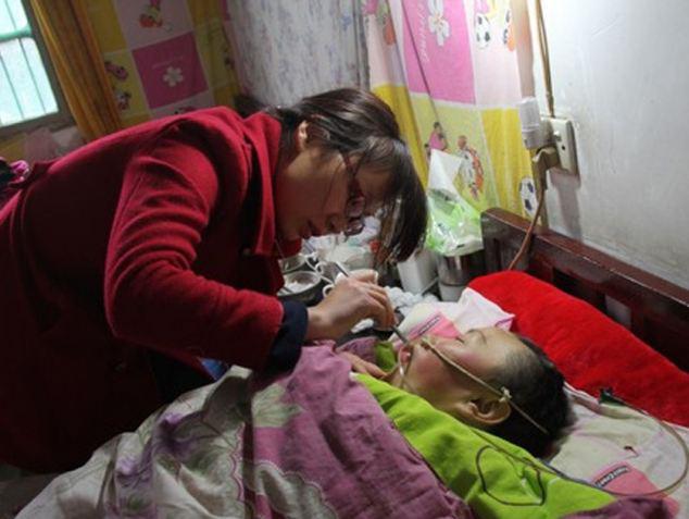 Nyanyian Song Ying mampu membuat sang ibu bangun dari koma | Photo copyright Dailymail.co.uk