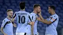 Pemain Lazio merayakan gol yang dicetak Sergej Milinkovic-Savic ke gawang Cagliari pada laga lanjutan Serie A pekan ke-35 di Stadio Olimpico, Jumat (24/7/2020) dini hari WIB. Lazio menang 2-1 atas Cagliari. (AFP/Filippo Monteforte)