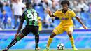 Pemain Sassuolo, Claud Adjapong (kiri) mencoba merebut bola dari pemain Juventus, Juan Cuadrado pada lanjutan Serie A di  Stadio Citta del Tricolore, Reggio Emilia, Italia (17/9/2017). Juventus menang 3-1. (AFP/Marco Bertorello)