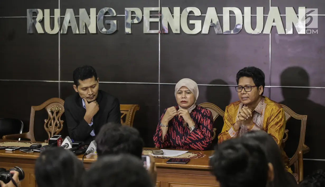 Komisioner Komnas HAM Muhammad Nurkhoiron (kiri), Roichatul Aswidah (tengah) dan M. Imdadun Rahmat memberikan keterangan dalam konferensi pers terkait tindakan persekusi di Kantor Komnas HAM, Jakarta Pusat, Selasa (6/6). (Liputan6.com/Faizal Fanani)