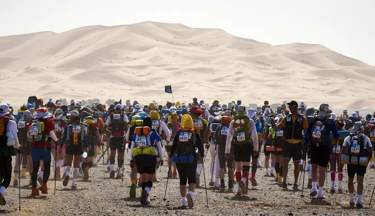 Sejumlah peserta marathon bersiap menaiki gurun Sahara dalam kejuaraan marathon des Sables di Maroko Selatan, (10/4). Marathon des Sables kali ini merupakan gelaran yang ke-31. (AFP PHOTO/JEAN-PHILIPPE Ksiazek)