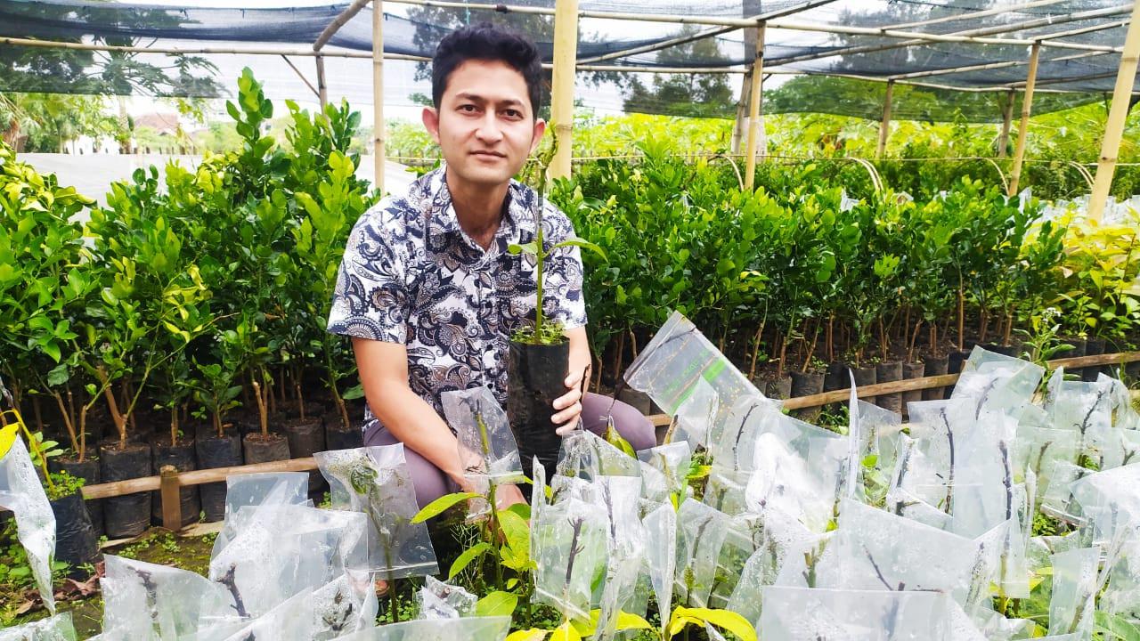 Reza, petani milenial asal Garut, didepan ribuan bibit tanaman buah yang berhasil ia tangkarkan di lahan keluarga yang disulap menjadi laboratorium alam miliknya di Kampung Sindangreret, Karangpawitan, Garut, Jawa Barat.