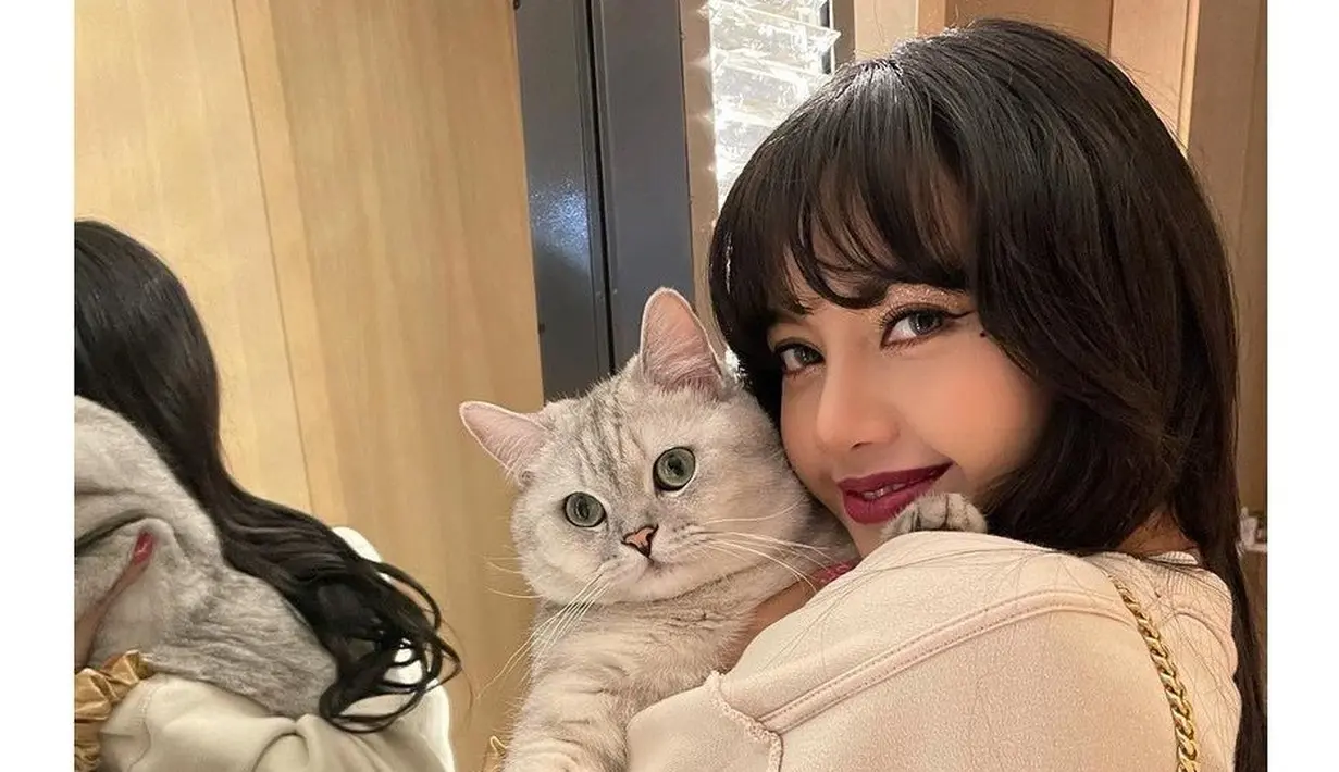 Lisa Blackpink dan kucingnya. (Instagram/ lalalalisa_m)