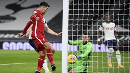 Penyerang Liverpool, Roberto Firmino (kiri) saat mencetak gol ke gawang Tottenham Hotspur pada pertandingan lanjutan Liga Inggris di Stadion Tottenham Hotspur, London, Jumat (29/1/2021). Liverpool kini memiliki torehan 37 poin, sedangkan Tottenham dengan 33 poin . (Shaun Botterill/Pool via AP)