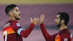 Gelandang Roma Lorenzo Pellegrini (kiri) berselebrasi dengan Henrikh Mkhitaryan setelah mencetak gol ke gawang Torino pada pertandingan Liga Serie A Italia di stadion Olimpiade di Roma, Jumat (18/12/2020). AS Roma kalahkan tamunya Torino 3-1. (AFP Photo/Vincenzo Pinto)