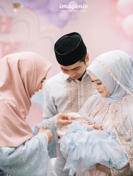 Momen Oki Setiana Dewi memotong rambut Cut Raifa Aramoana. (Foto: Instagram dr.shindyputri_)