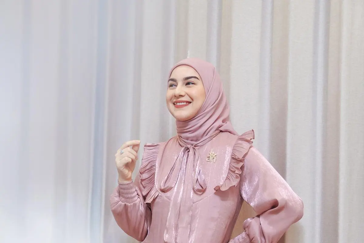 Diprediksi jadi Tren, Inspirasi Baju Lebaran Shimmer dari Irish Bella hingga Aghnia Punjabi