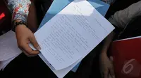 Ade Yuliawan kuasa hukum Zainal Abidin memperlihatkan surat yang ditulis oleh Zainal Abidin yang berisi ancaman Zainal kepada Jaksa Agung, Dermaga Wijaya Pura, Jawa Tengah, Kamis (5/3/2015). (Liputan6.com/Johan Tallo)