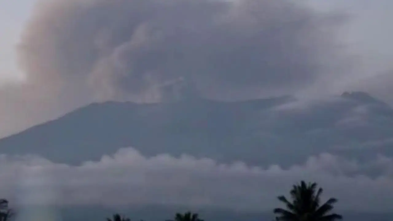 Rabu Pagi, Gunung Raung Kembali Semburkan Material Vulkanik