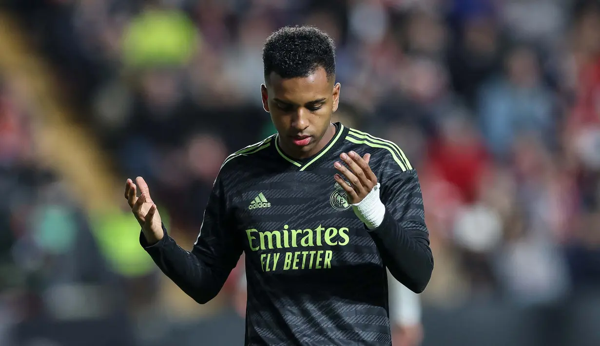 Penyerang Real Madrid, Rodrygo, memberi isyarat selama pertandingan sepak bola Liga Spanyol melawan Rayo Vallecano de Madrid di Stadion Vallecas, distrik Madrid, Puente de Vallecas, 7 November 2022. (Pierre-Philippe Marcou/AFP)