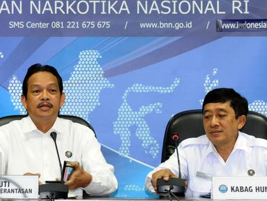 Deputi Pemberantasan BNN, Irjen Pol Arman Depari (kiri) menjawab pertanyaan terkait kasus dua pilot Susi Air di Jakarta, Senin (16/1). Arman menegaskan, pilot Susi Air yang berinisial DA dan BA negatif narkoba. (Liputan6.com/Helmi Fithriansyah)