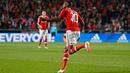 Gelandang Benfica, Talisca melakukan selebrasi usai mencetak gol kegawang Muenchen di leg kedua Liga Champions di Stadion Da Luz, Portugal (14/4). Muenchen lolos ke semifinal usai mengalahkan Benfica dengan agregat 3-2. (Reuters/Paul Hanna) 