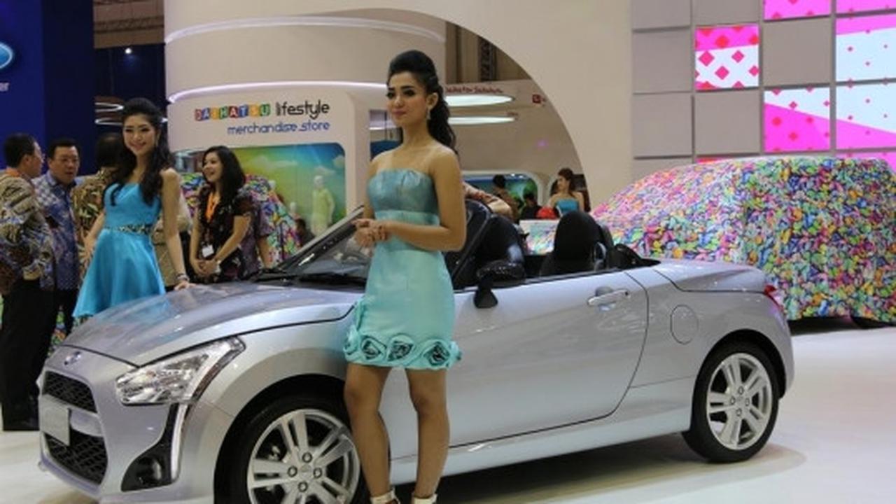 Model seksi nan ayu ini bikin aura GIIAS 2015 jadi panas