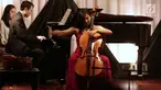 Musisi Celoist Korea Selatan Hee Young Lim saat menggelar konser yang bertajuk Hee Young Lim Cello Indonesia Tour di Jakarta Pusat, Sabtu (9/2). Hee Young Lim membawakan beberapa lagu dari album french cello concertos. (Liputan6.com/Faizal Fanani)