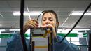 Teknisi wanita menyelesaikan proses perakitan tablet PC berteknologi Haier China di sebuah pabrik Industri Informatika, Komunikasi dan Elektronika Kuba (Gedeme), Havana, Kuba (15/5). (AFP Photo/Adalberto Roque)