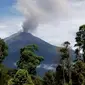 Sejumlah pendaki sempat dilarang mendaki hingga ke puncak Kerinci karena sempat mengeluarkan asap hitam. (Foto: Dok.BB-TNKS/B Santoso)