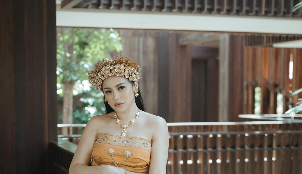 Outfit yang kental adat Bali ini membuat penampilan Jessica Iskandar bak orang bangsawan. aksesori keemasan. Mulai dari kalung berliontin dengan aksen mutiara serta anting-anting membuat Jedar elegan. (Liputan6.com/IG/@inijedar)