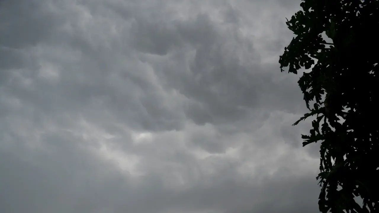 Foto diduga awan cumulonimbus, awan yang bisa memicu hujan lebat disertai puting beliung. (Foto: Liputan6.com/Muhamad Ridlo).