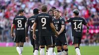 Pemain Bayern Munich Harry Kane merayakan gol bersama rekan setimnya dalam laga persahabatan antara&nbsp;melawan Tottenham Hotspur di Allianz Arena, Munich, Jerman, Kamis, 7 Agustus 2025. (Sven Hoppe/dpa via AP)