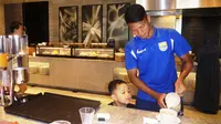 Achmad Jufriyanto ditemani buah hatinya menikmati sarapan di hotel pada Minggu (18/10/2015) pagi. (Bola.com/Vitalis Yogi Trisna)