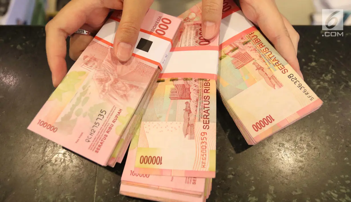 Sejumlah uang kertas rupiah ditunjukkan petugas di Bank BUMN, Jakarta, Selasa (17/4). Rupiah hari ini diperdagangkan dengan kisaran Rp 13.766 -Rp 13.778 per dolar AS. (Liputan6.com/Angga Yuniar)