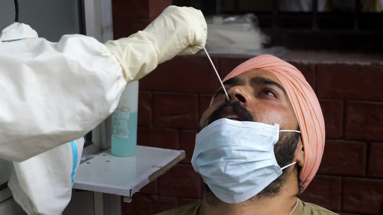 Potret Warga India Saat Test Swab Covid-19