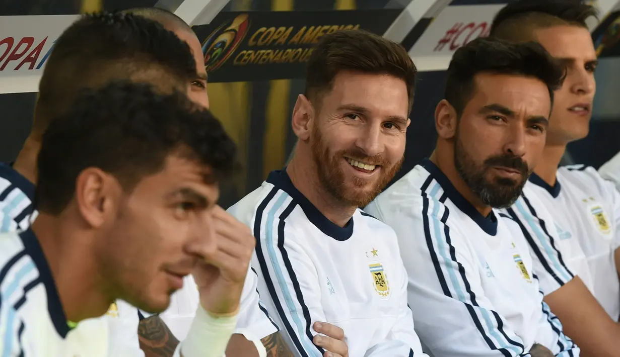 Lionel Messi (tengah) hanya tersenyum dibangku cadangan saat timnya berlaga mewalan Chili pada Copa America Centenario 2016 di Stadion evi's, Santa Clara, Amerika Serikat, (7/6/2016) WIB. (AFP/Mark Ralston)
