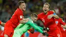 Pemain timnas Inggris, Harry Kane, Jordan Pickford dan Kieran Trippier merayakan akhir laga 16 besar Piala Dunia 2018 melawan Kolombia di Stadion Spartak, Selasa (3/7). Inggris lolos ke perempat final setelah menang adu penalti 4-3. (AP/Victor R. Caivano)