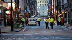 Polisi memblokir jalan menyusul penemuan bom Perang Dunia II di kawasan Soho, London, Inggris, Senin (3/2/2020). Polisi mengevakuasi warga yang berada di kafe, restoran, pub, dan kantor radius beberapa blok dari lokasi penemuan bom. (AP Photo/Frank Augstein)