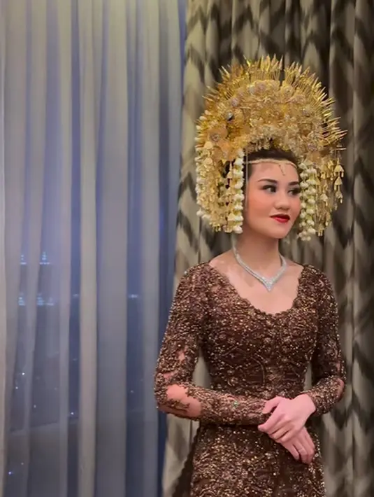 Aaliyah Massaid tampil menawan dalam balutan kebaya merah dengan full payet bernuansa emas. [@studioboh]